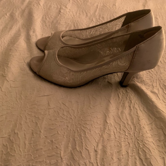Mootsies Tootsies Cream Peep-Toe Pumps - Picture 2 of 3
